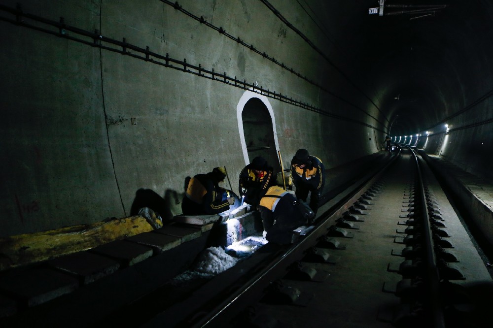 新青铁路运营隧道病害现状